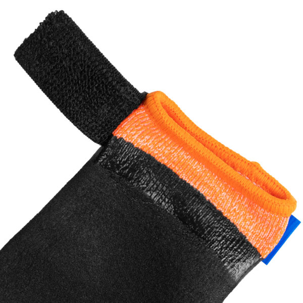 Strapazierfähige Socken, die die Pfoten vor rauen Oberflächen, Glas, Salz und heißem Asphalt schützen. Der Protector bootie besteht aus schnittfestem Material der Stufe 5, das für zusätzlichen Schutz und Wasserfestigkeit in Nitrilgummi getaucht ist. Zum Hund hin ist das Gewebe nahtlos, um Scheuerstellen zu vermeiden. Die Socken werden mit elastischem Klettverschluss befestigt, wodurch sie gut an der Pfote sitzen.