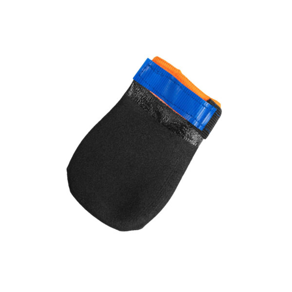 Strapazierfähige Socken, die die Pfoten vor rauen Oberflächen, Glas, Salz und heißem Asphalt schützen. Der Protector bootie besteht aus schnittfestem Material der Stufe 5, das für zusätzlichen Schutz und Wasserfestigkeit in Nitrilgummi getaucht ist. Zum Hund hin ist das Gewebe nahtlos, um Scheuerstellen zu vermeiden. Die Socken werden mit elastischem Klettverschluss befestigt, wodurch sie gut an der Pfote sitzen.