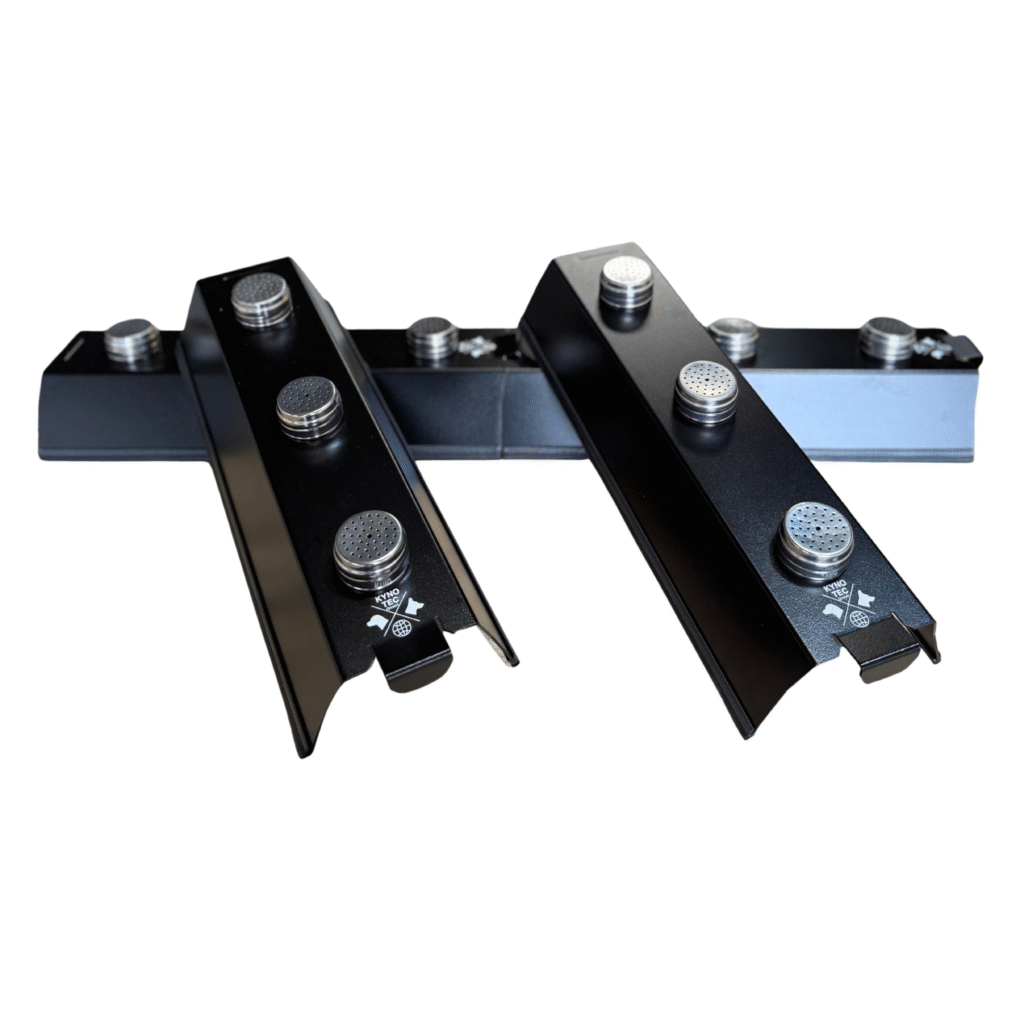 Das Kynotec Line-Up ist ein professionelles Trainingsgerät für die Spürhundeausbildung. Ein Set besteht aus vier Modulen, jedes Modul bietet drei Einsätze. Damit ermöglicht ein komplettes Set die Platzierung von bis zu zwölf Bechern. Die Becher sind nicht im Lieferumfang enthalten. Das Line-Up eignet sich für zahlreiche Trainingsformen, unter anderem: – Stoffeingabe und Geruchsdiskriminierung – Arbeit mit Verleitern – Übungen in Single- und Double-Blind-Szenarien – Hundeführeraufgaben und systematische Suchabläufe Gefertigt aus leichtem, robustem Alublech und pulverbeschichtet – dadurch besonders einfach zu reinigen. Die Gummileisten an der Unterseite verhindern ein Verrutschen auf glatten Oberflächen. Die Module lassen sich kompakt transportieren, flexibel positionieren und sowohl zusammengesteckt als auch einzeln nutzen. Gewicht des kompletten Sets: 2,86 kg Ein unverzichtbares Werkzeug für Spürhundeführer und Trainingszentren – durchdacht, praktisch und vielseitig einsetzbar.