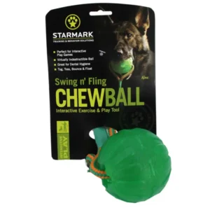 Swing n' Fling Chew Ball (M/L) Seil mit bissfestem Ball zum Befüllen Swing n' Fling Chew Ball Der Swing n' Fling Chew Ball setzt sich zusammen aus einem robusten Seil und einem bissfesten Ball. Dessen Material ist stärker als Gummi und dadurch auch für starke Kauer geeignet. Frei von Latex, Vinyl und Phthalaten. Die Oberflächenstruktur des Balls fördert die Zahnreinigung. Das Ballinnere kann mit den Interactive Treats (# 59857) oder auch anderen Leckerlis befüllt werden. Die Schnurr erleichtert das interaktive Spiel. Ziehen, zerren, schütteln, kauen, werfen... Die Möglichkeiten der Nutzung sind vielseitig. Ideal für das Spiel im Garten wie auch im Wasser.