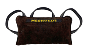 Beisskissen Leder groß – Das Premium Trainingskissen Ein unverzichtbares Trainingsgerät für den Hundesport und die Ausbildung anspruchsvoller Hunde. Dieses große Beisskissen wurde speziell für die Arbeit im Schutzdienst und zur Förderung der Griffbereitschaft sowie der vollen Maulkorrektur entwickelt.