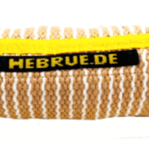 Beißrolle aus Jute mit Strippen ist ein hochwirksames und robustes Trainingswerkzeug, das speziell zur Förderung des vollen, festen Griffs und zur Steigerung der Beutemotivation in verschiedenen Bereichen des Hundesports (IPO/IGP, Obendience, Fährte) konzipiert wurde.