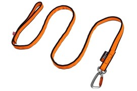 Die Bungee Leash wurde speziell für sportliche Aktivitäten wie Laufen, Radfahren und Skifahren mit Hund entwickelt. Sie bietet optimale Kontrolle und Sicherheit, während die elastische Konstruktion Stöße abfedert und ein angenehmes, gleichmäßiges Ziehen ermöglicht – für Mensch und Hund gleichermaßen.