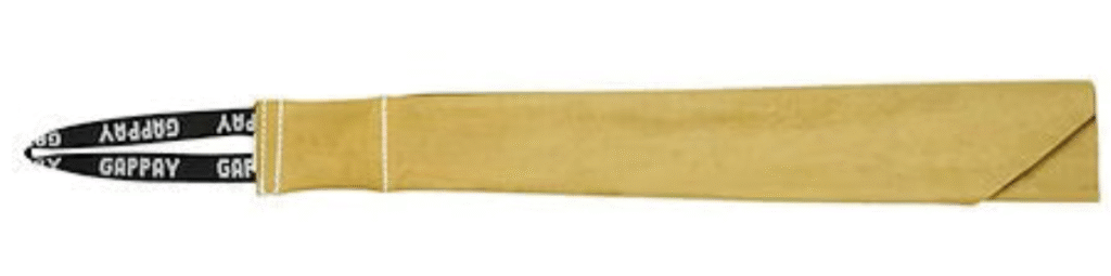 Dieses große Hetzleder ist kein Spielzeug, sondern das spezielle Arbeitsleder für ambitionierte Hundesportler, Trainer und alle, die Wert auf einen soliden Beißaufbau legen. Mit seiner imposanten Größe und maximalen Strapazierfähigkeit ist es ideal, um den vollen, tiefen Griff beim Junghund zu festigen und das Beuteverhalten im Schutzdienst auf höchstem Niveau zu trainieren.