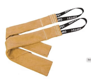 Das Hetzleder in der mittleren Größe ist das ideale Beißwerkzeug für Hunde, die bereits Erfahrung im Triebtraining haben und einen größeren Griffbereich benötigen. Es ist der perfekte Motivationsverstärker, der die Ausdauer und den vollen Griff Ihres Vierbeiners im Schutzdienst oder bei der Beutearbeit fördert.