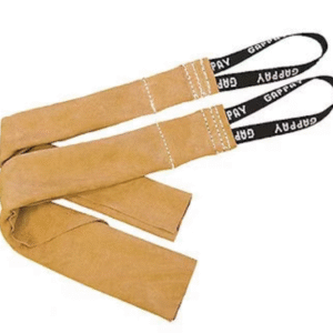 Das Hetzleder in der mittleren Größe ist das ideale Beißwerkzeug für Hunde, die bereits Erfahrung im Triebtraining haben und einen größeren Griffbereich benötigen. Es ist der perfekte Motivationsverstärker, der die Ausdauer und den vollen Griff Ihres Vierbeiners im Schutzdienst oder bei der Beutearbeit fördert.