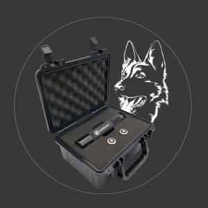 Der PICO K9 SPOT V1 wurde entwickelt, um Hunde mit einem grünen Laserstrahl (520 nm) gezielt durch Gelände zu führen. Durch das Anvisieren von Objekten oder Positionen wird der Hund visuell stimuliert und kann lautlos und aus der Ferne an seinen Zielort geschickt werden. Dies ist ein entscheidender Vorteil in taktischen und lauten Einsatzszenarien oder bei der Suche in unzugänglichen Bereichen.