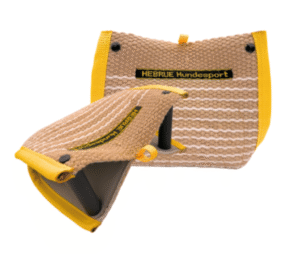 Technikkissen aus Jute ist ein speziell entwickeltes Trainingsgerät für anspruchsvolle Arbeit im Hundesport und Schutzdienst (IPO/IGP). Es dient zur Förderung der Beutemotivation, der Verbesserung der Beißtechnik und der Stärkung des vollen, festen Griffs.